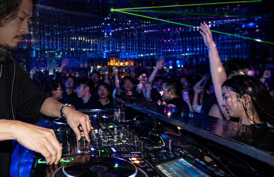 DJプレイとライブで沸くフロア