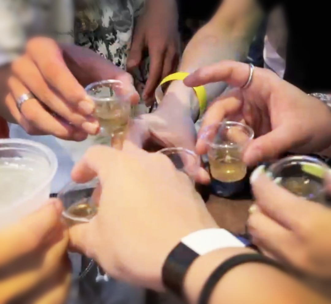 リストバンドをつけた参加者同士の乾杯